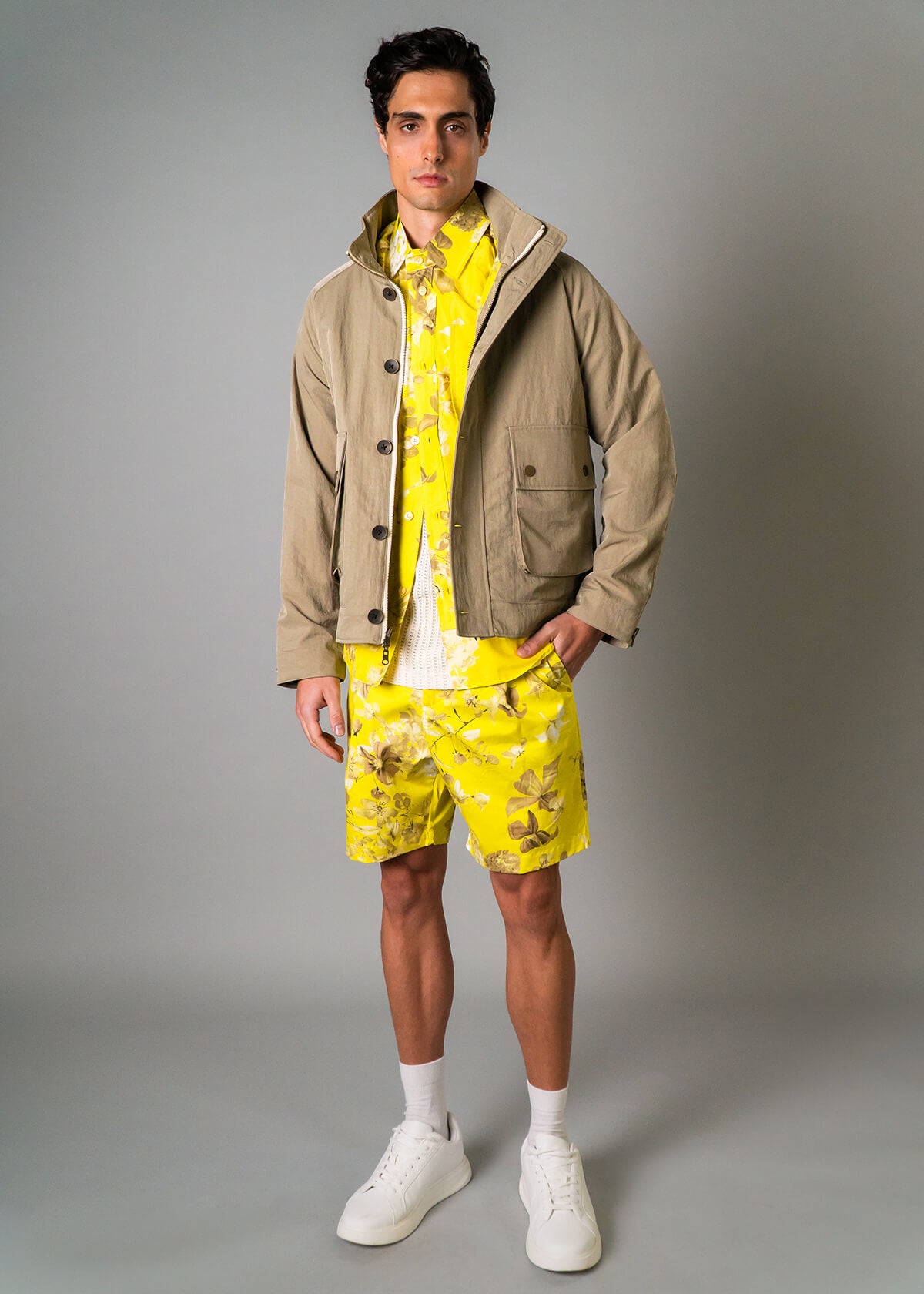 Men’s vacation reversible jacket with bold tropical print – Resortwear fashion capturing the White Lotus effect