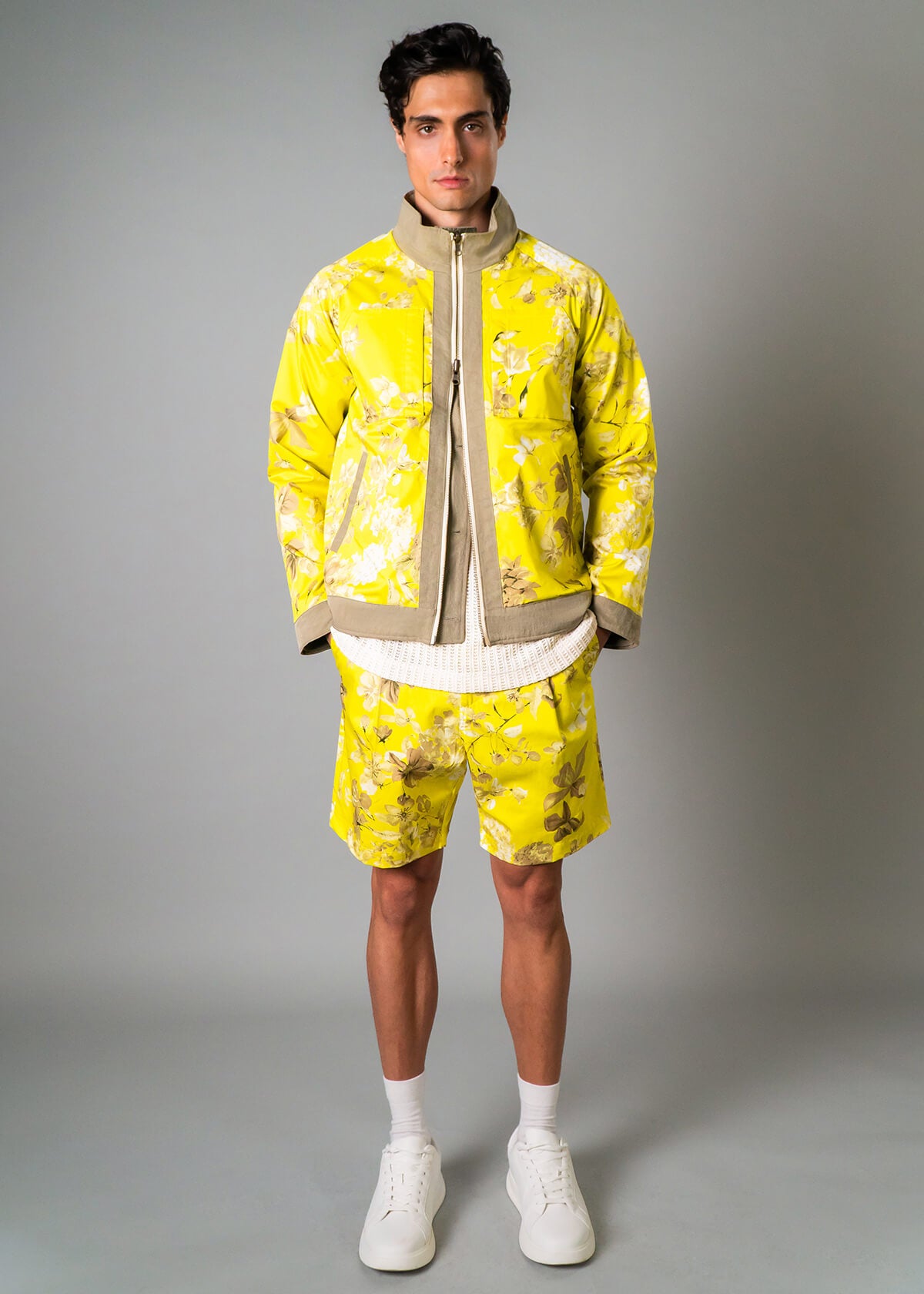 Men’s vacation reversible jacket with bold tropical print – Resortwear fashion capturing the White Lotus effect