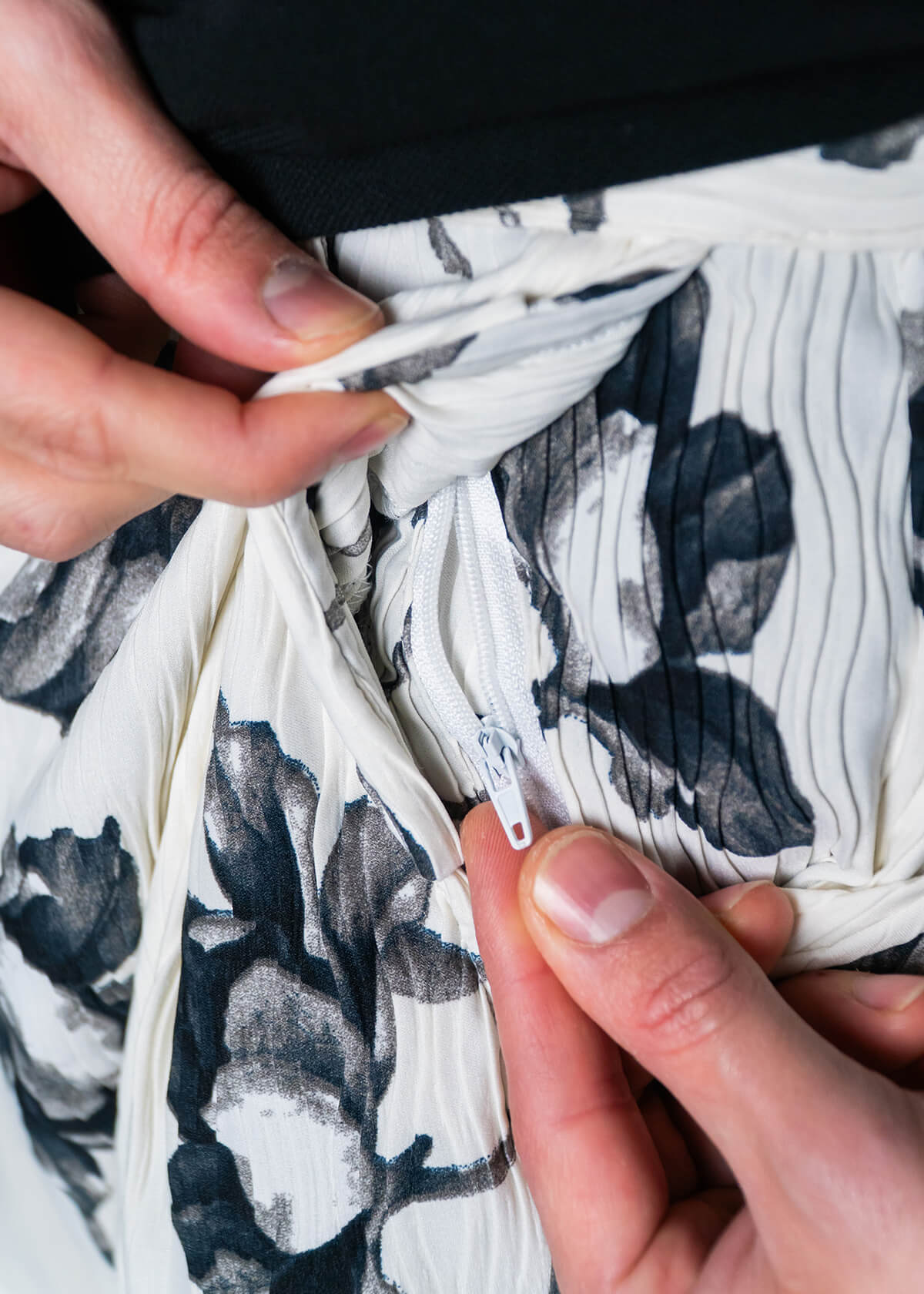 Men’s vacation short with bold tropical print – Resortwear fashion capturing the White Lotus effect