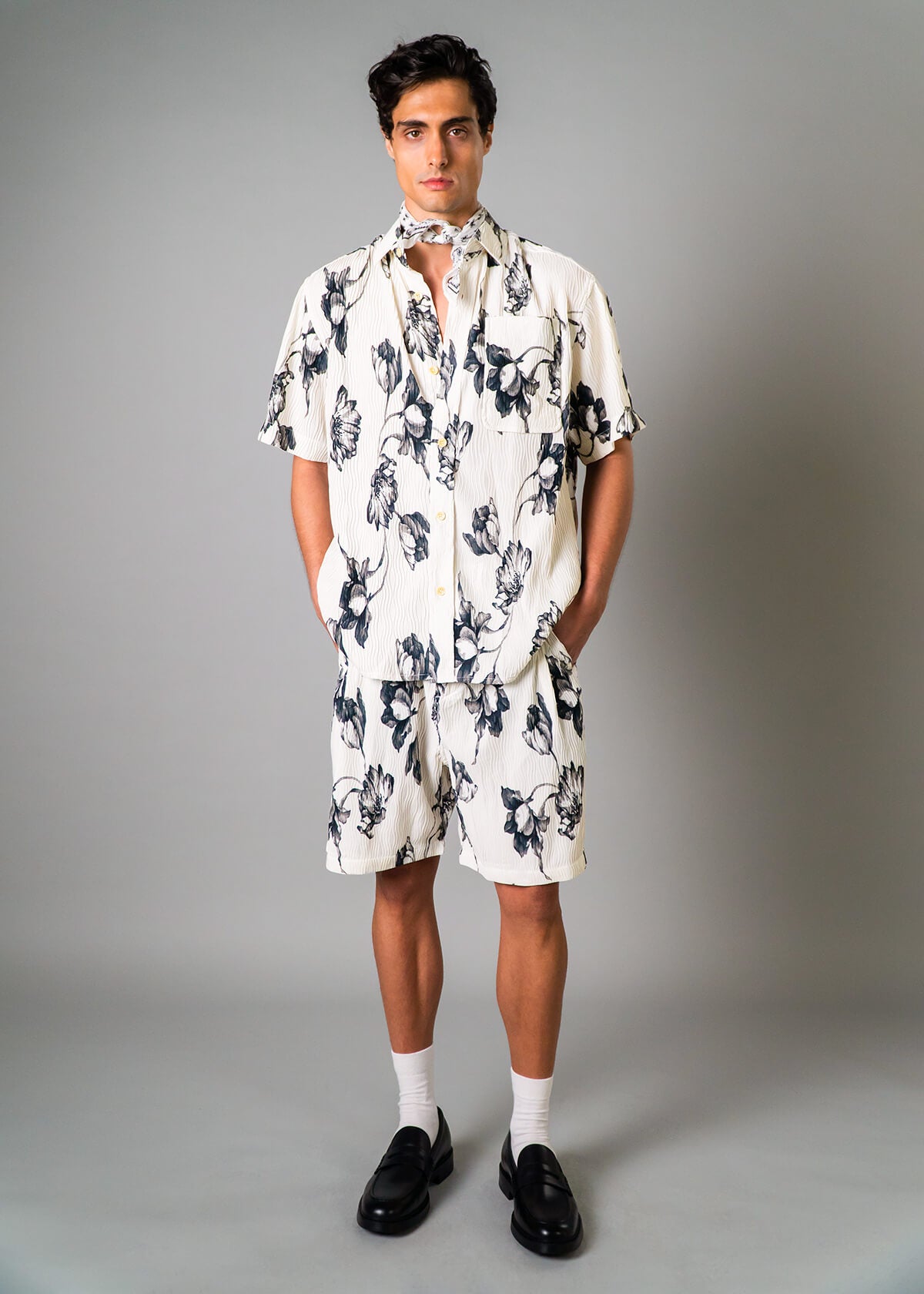 Men’s vacation short with bold tropical print – Resortwear fashion capturing the White Lotus effect