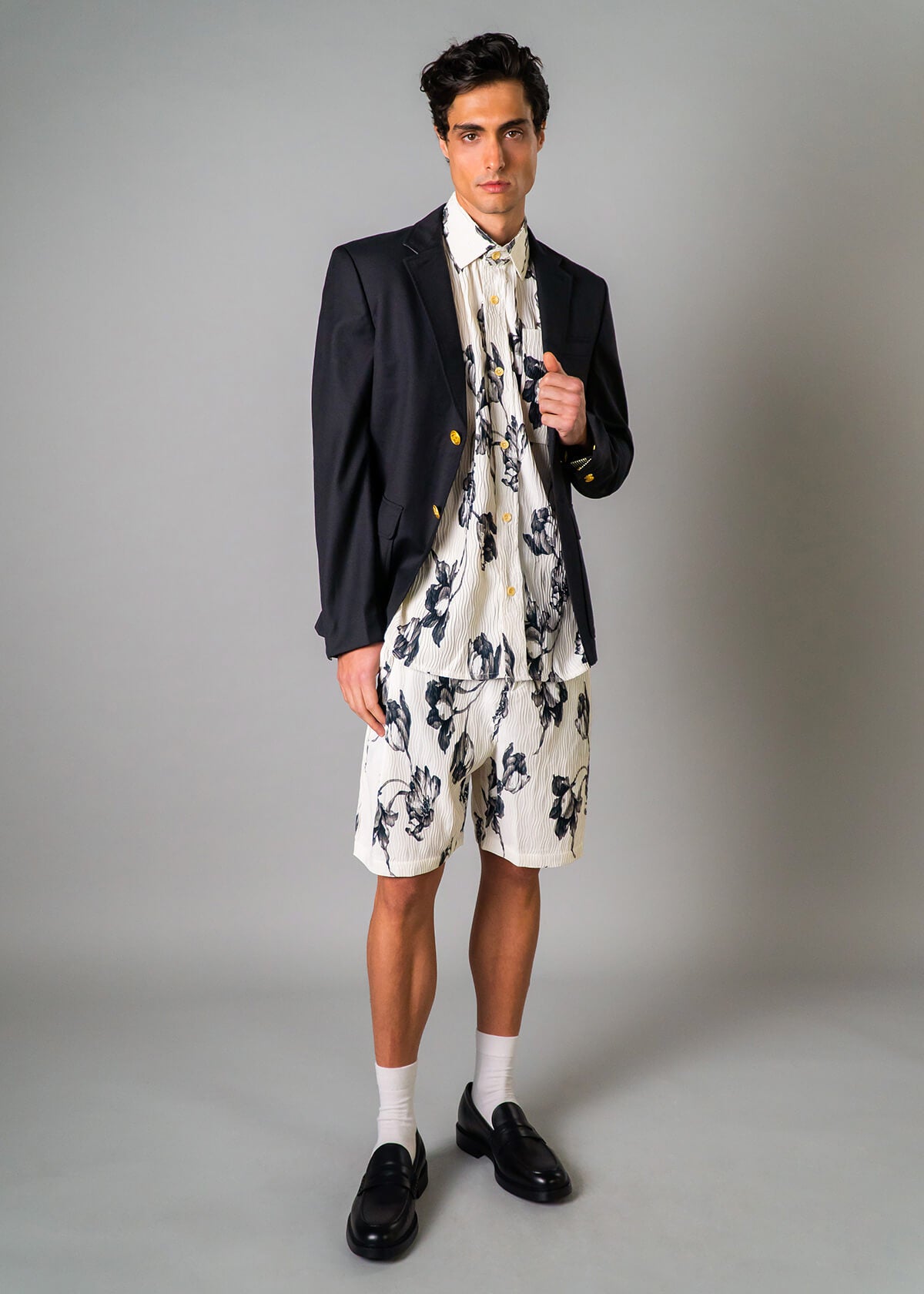 Men’s vacation short with bold tropical print – Resortwear fashion capturing the White Lotus effect