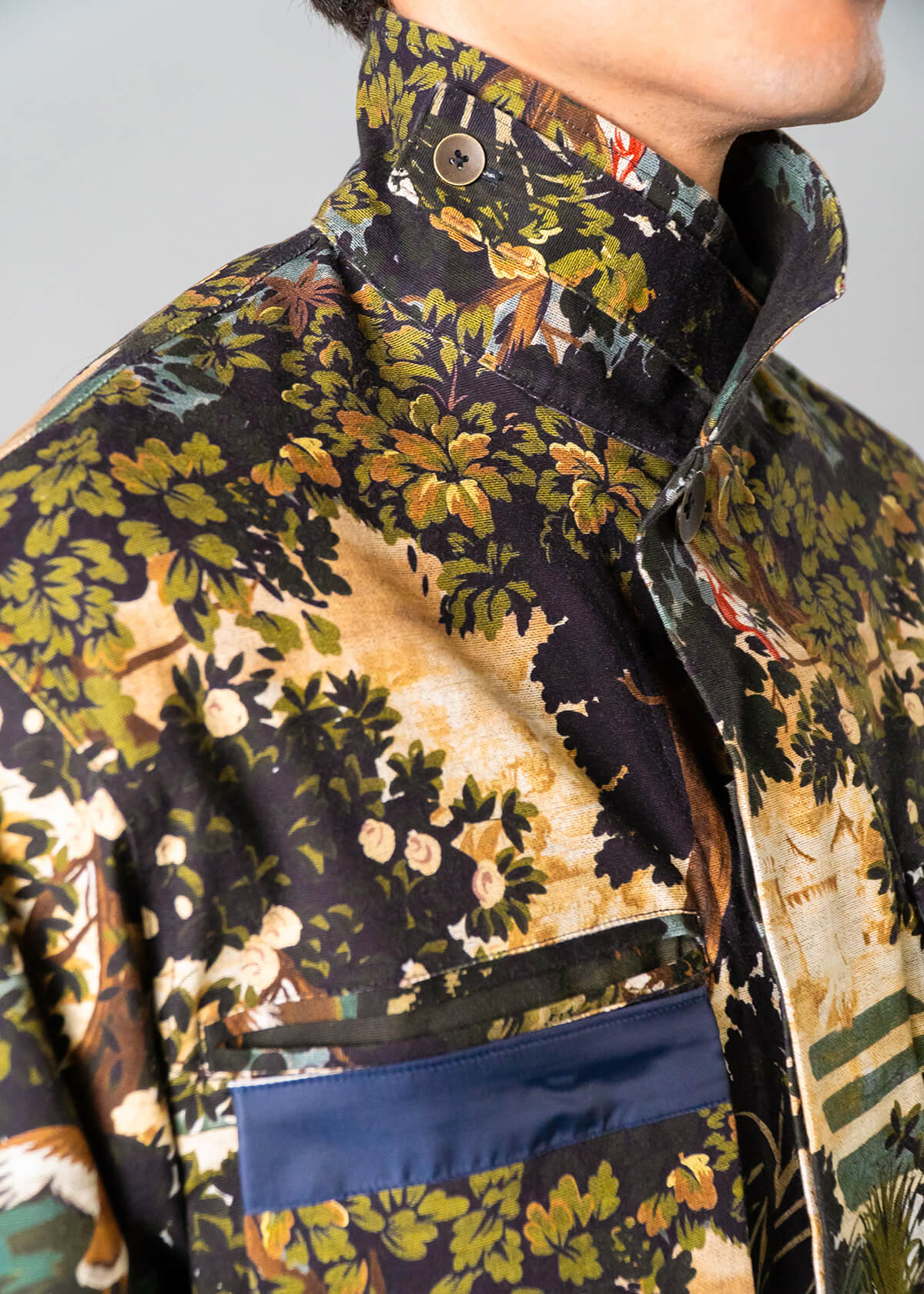 Men’s vacation jackett with bold tapestry print – Resortwear fashion capturing the White Lotus effect