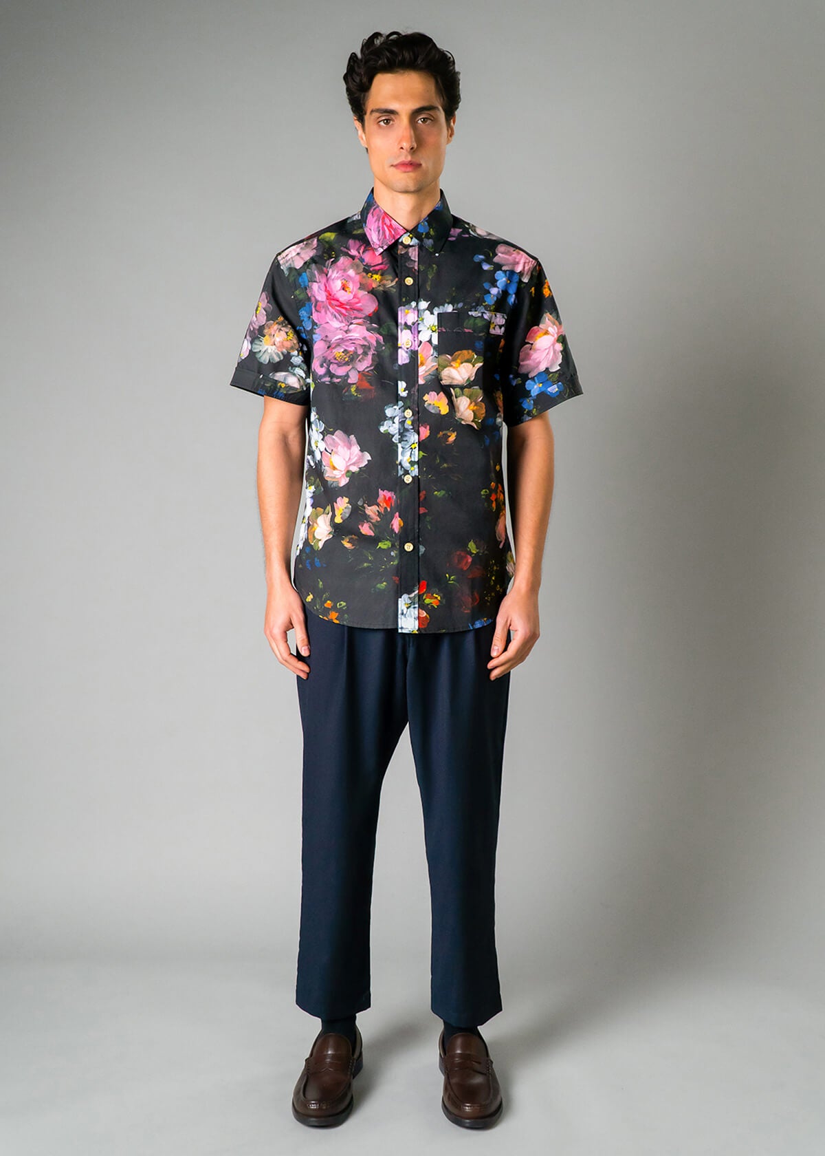 Men’s vacation shirt with bold tropical print – Resortwear fashion capturing the White Lotus effect