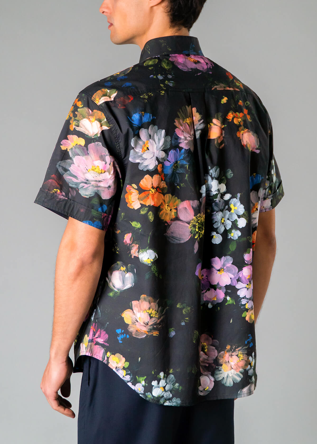 Men’s vacation shirt with bold tropical print – Resortwear fashion capturing the White Lotus effect