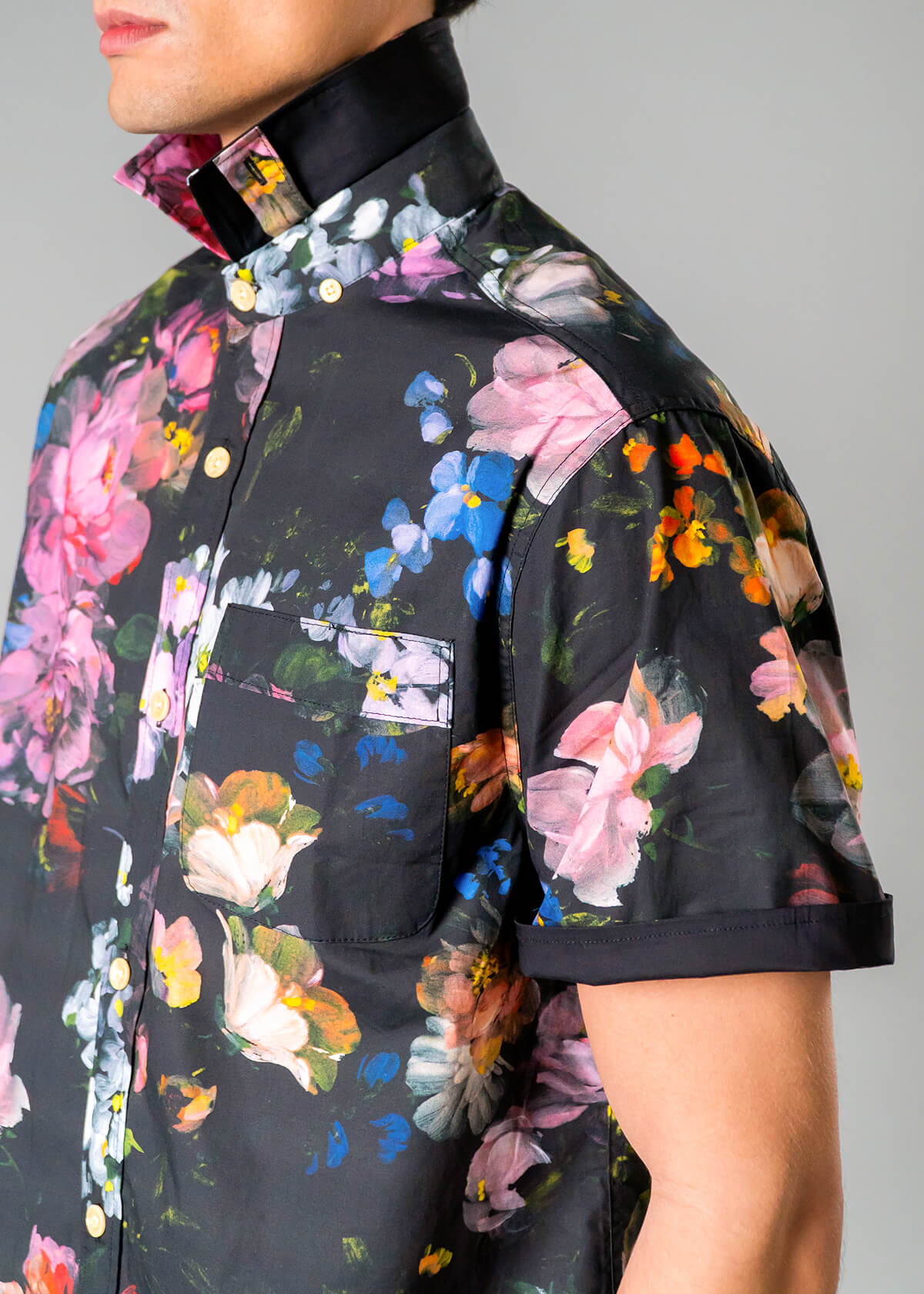 Men’s vacation shirt with bold tropical print – Resortwear fashion capturing the White Lotus effect