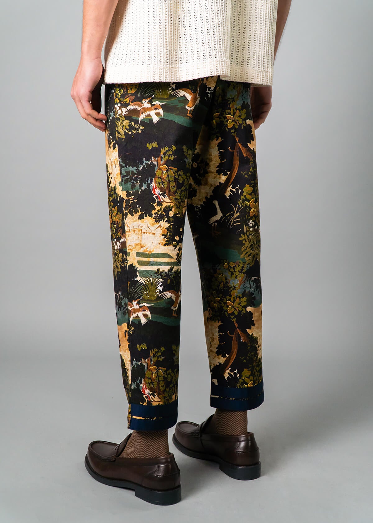 Men’s vacation pant with bold tapestry print – Resortwear fashion capturing the White Lotus effect