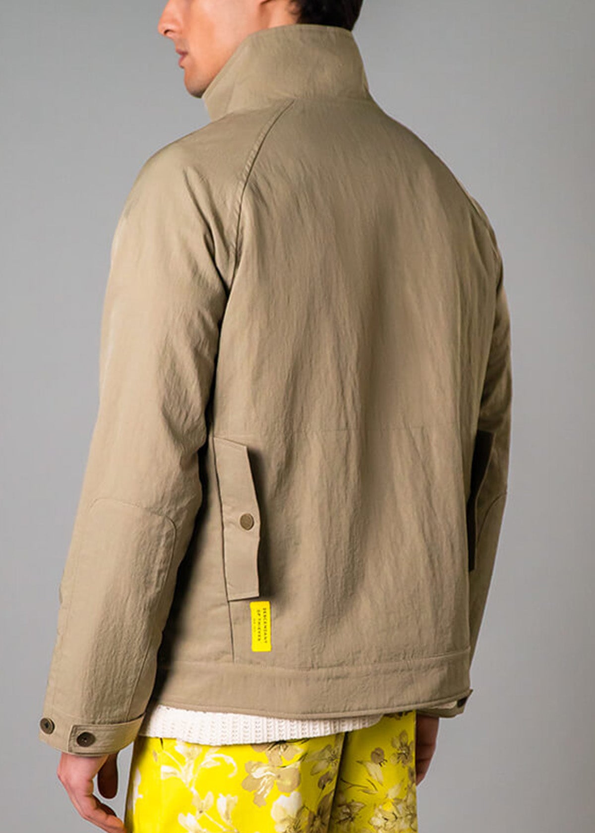 Men’s vacation reversible jacket with bold tropical print – Resortwear fashion capturing the White Lotus effect