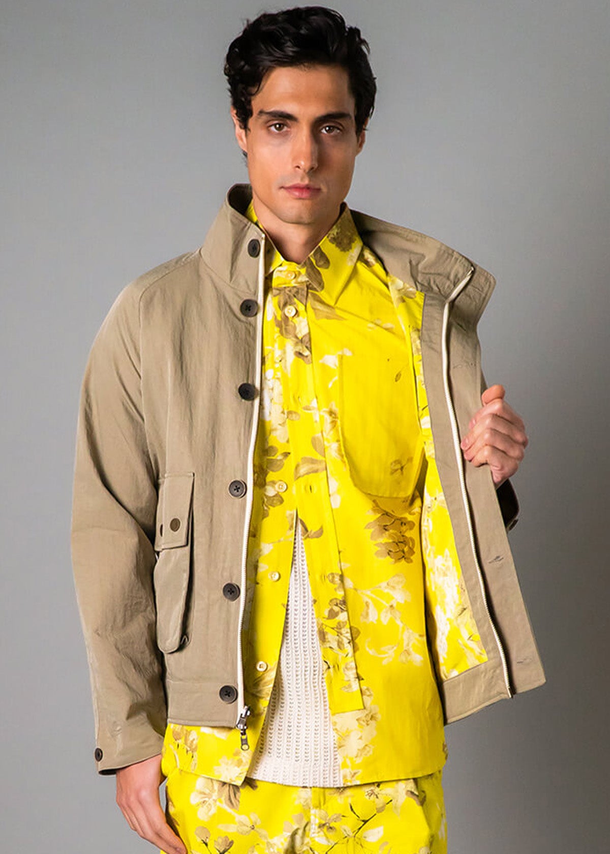 Men’s vacation reversible jacket with bold tropical print – Resortwear fashion capturing the White Lotus effect