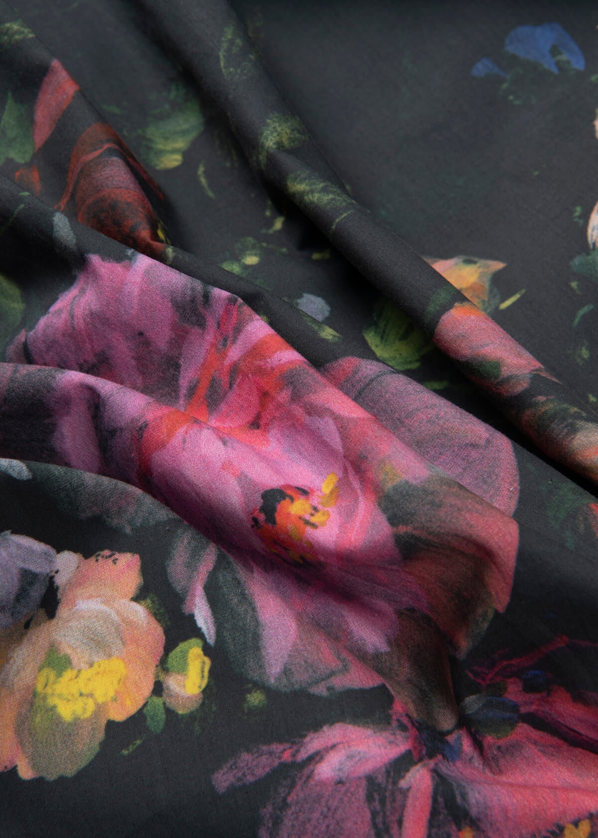 Men’s vacation shirt with bold tropical print – Resortwear fashion capturing the White Lotus effect