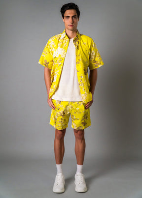 Men’s vacation short with bold tropical print – Resortwear fashion capturing the White Lotus effect