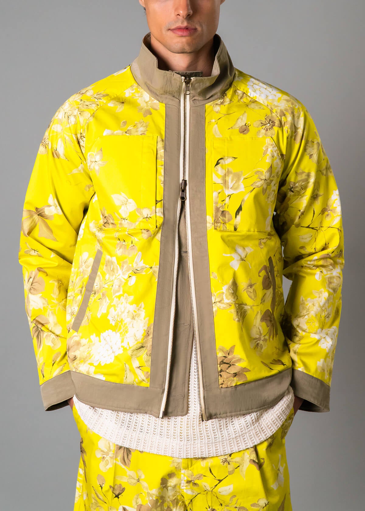 Men’s vacation reversible jacket with bold tropical print – Resortwear fashion capturing the White Lotus effect