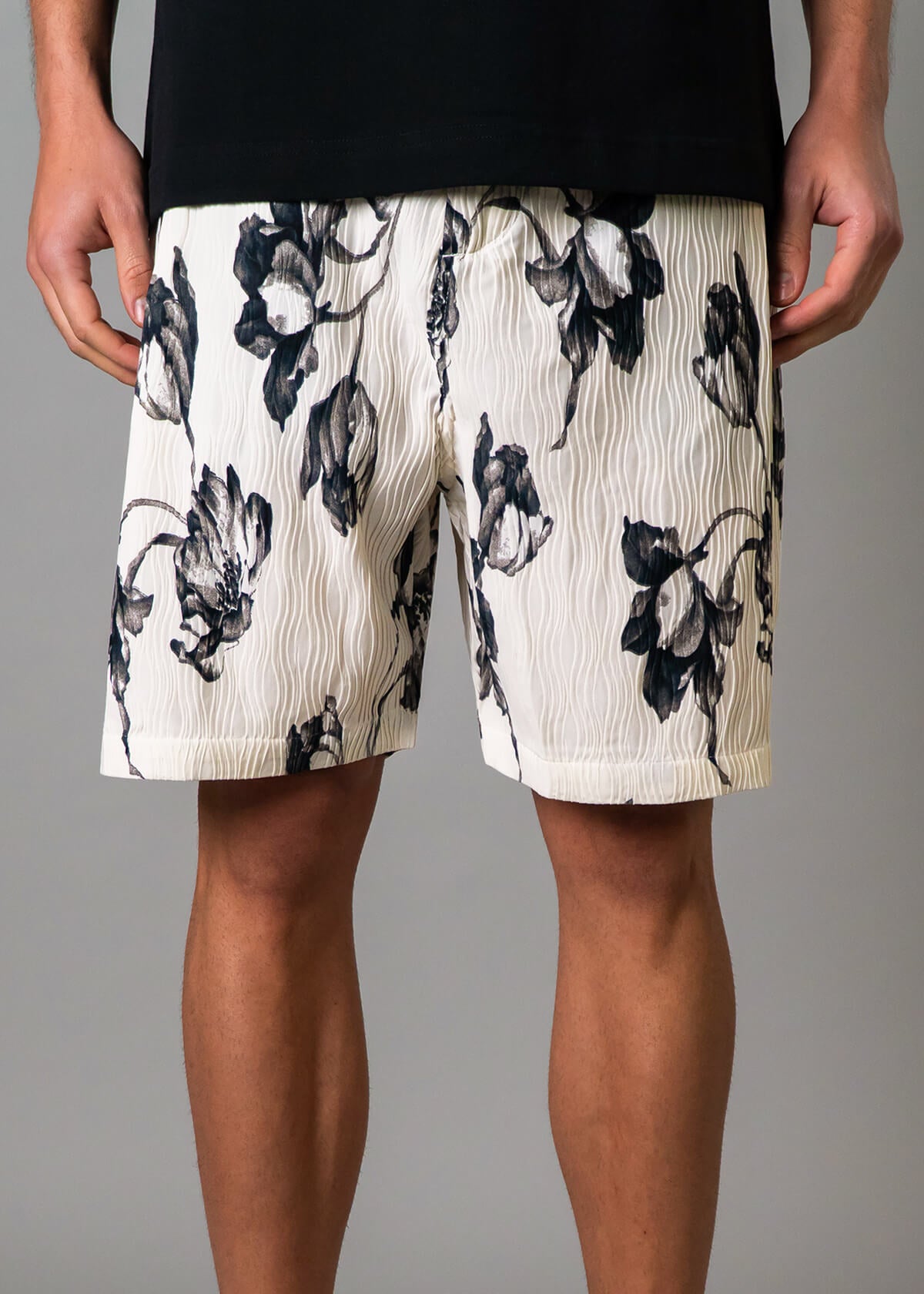 Men’s vacation short with bold tropical print – Resortwear fashion capturing the White Lotus effect