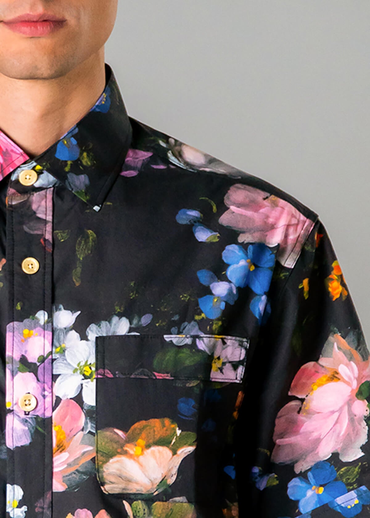 Men’s vacation shirt with bold tropical print – Resortwear fashion capturing the White Lotus effect