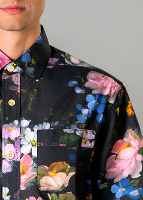 Men’s vacation shirt with bold tropical print – Resortwear fashion capturing the White Lotus effect