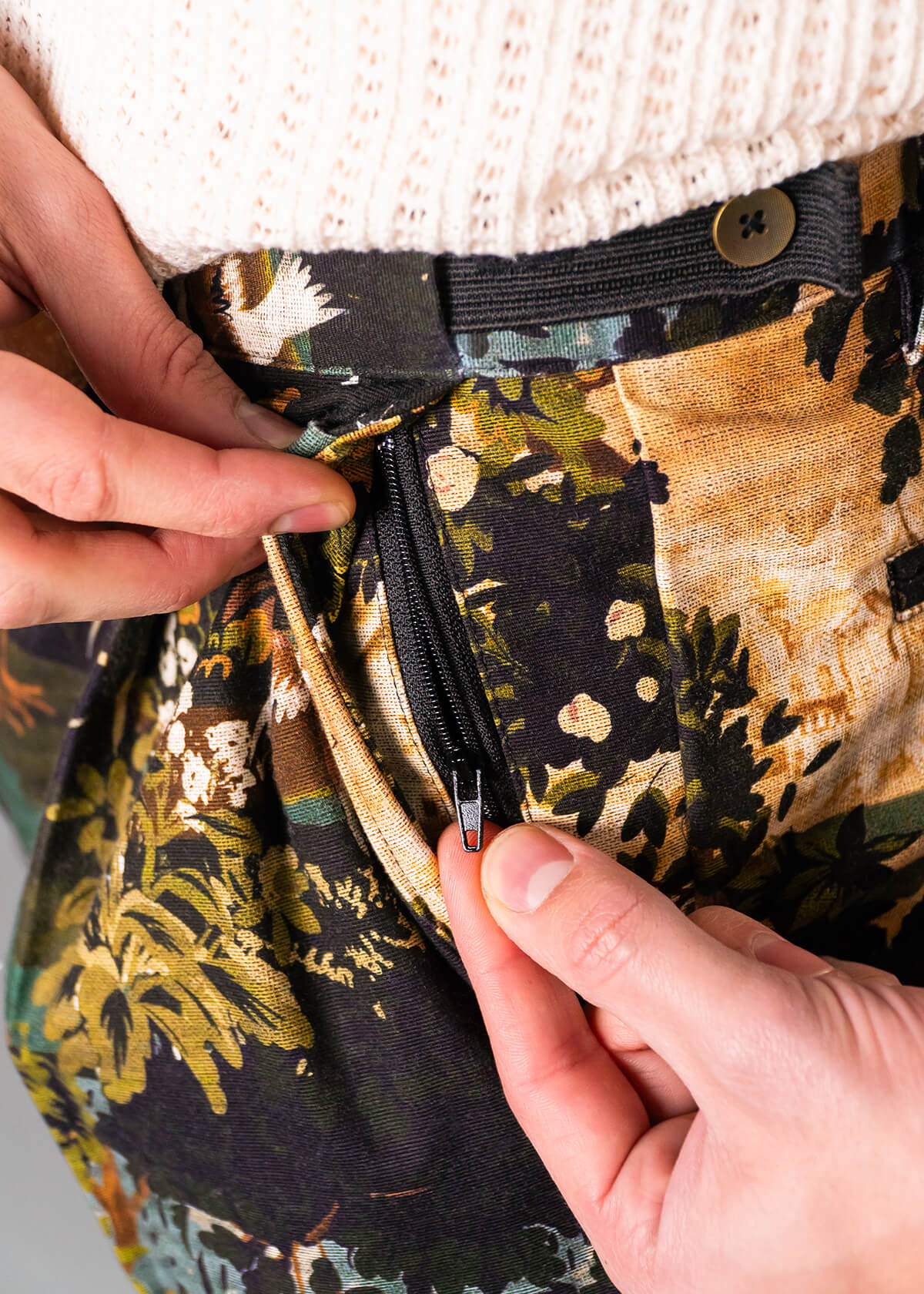 Men’s vacation pant with bold tapestry print – Resortwear fashion capturing the White Lotus effect