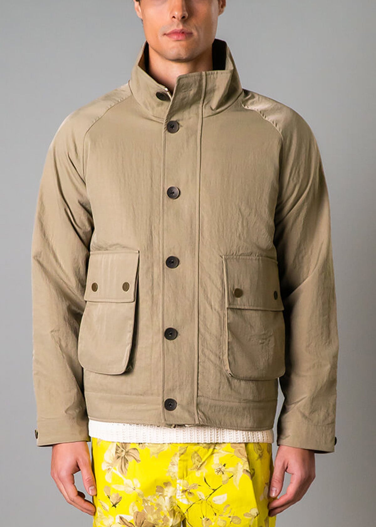 Men’s vacation reversible jacket with bold tropical print – Resortwear fashion capturing the White Lotus effect
