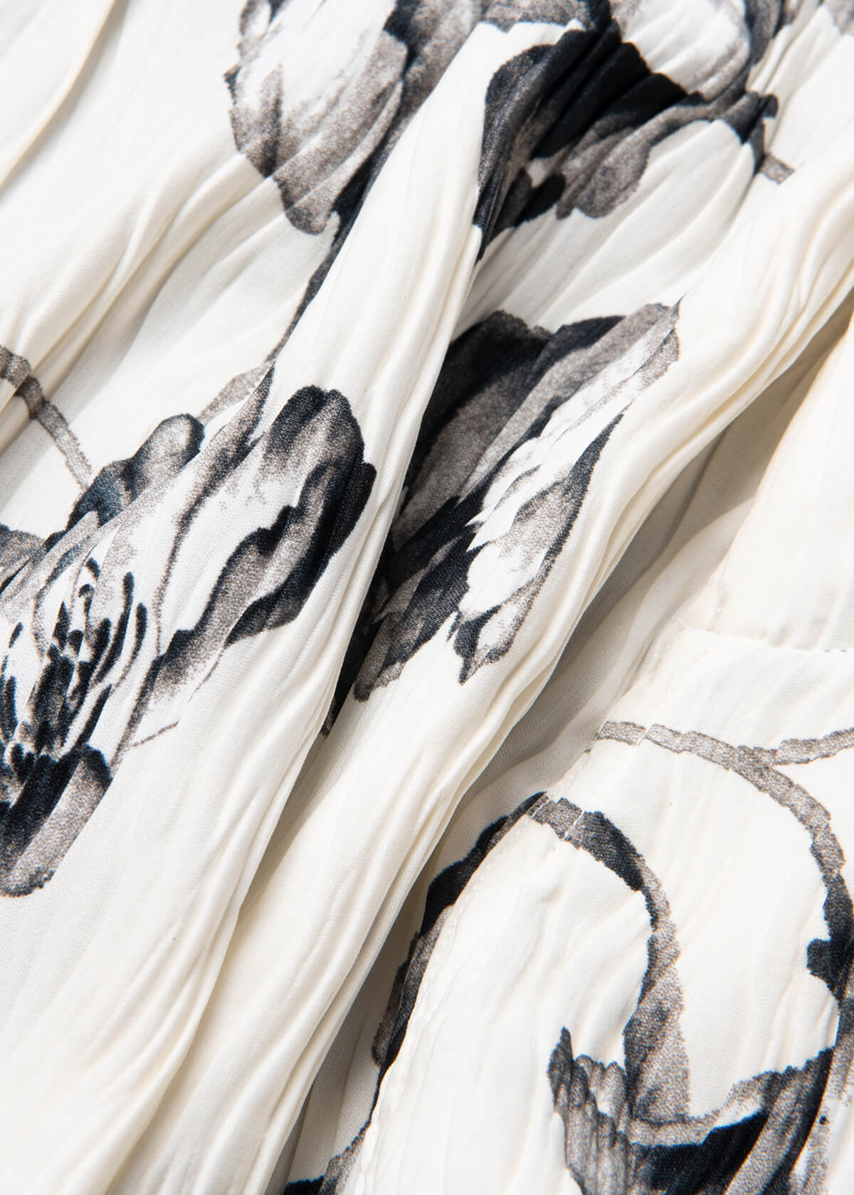 Men’s vacation short with bold tropical print – Resortwear fashion capturing the White Lotus effect