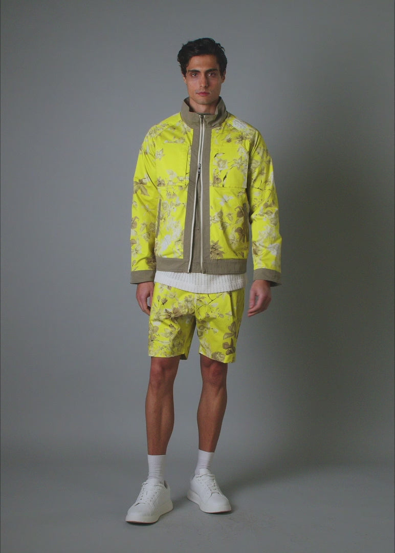 Men’s vacation reversible jacket with bold tropical print – Resortwear fashion capturing the White Lotus effect