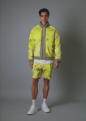 Men’s vacation reversible jacket with bold tropical print – Resortwear fashion capturing the White Lotus effect