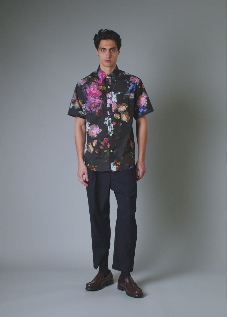 Men’s vacation shirt with bold tropical print – Resortwear fashion capturing the White Lotus effect