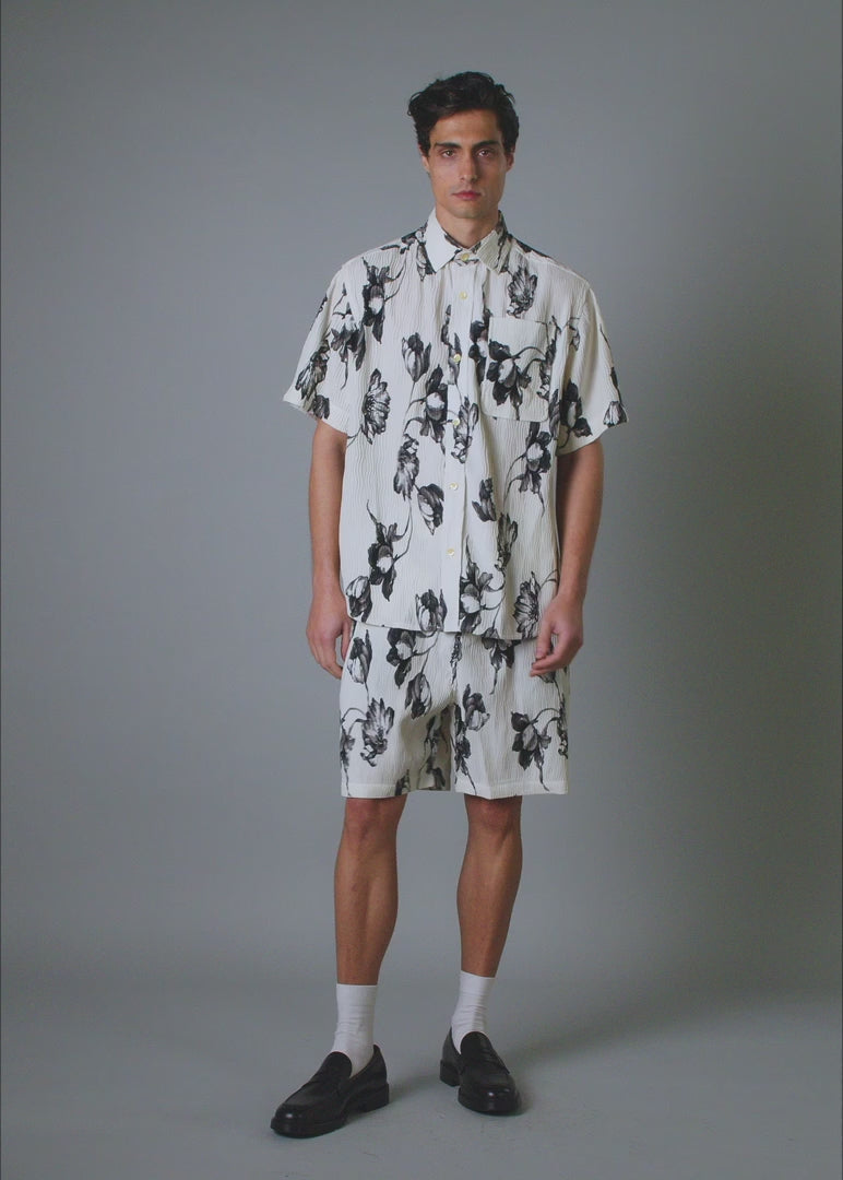 Men’s vacation short with bold tropical print – Resortwear fashion capturing the White Lotus effect
